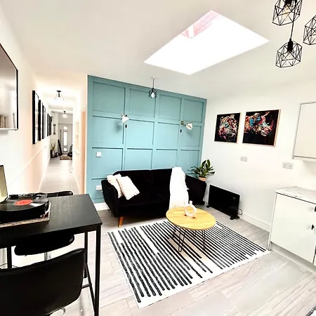 Vibrant Bungalow 2 Bedroom Flat With Secure Private Parking-3