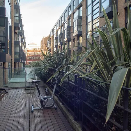 Spacious 1 Bed Apartment With Workspace, Coffee & Free Secure Parking-3