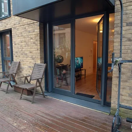 Spacious 1 Bed Apartment With Workspace, Coffee & Free Secure Parking-2