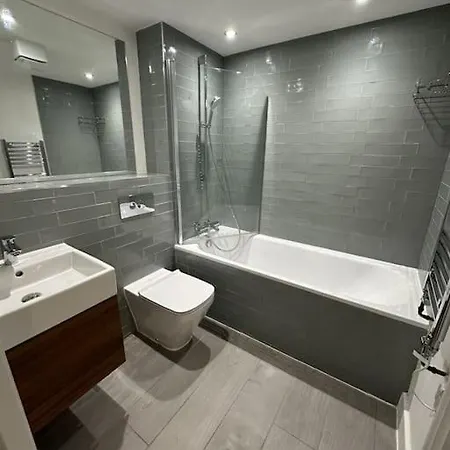 Luxurious 1-Bedroom With Parking-3