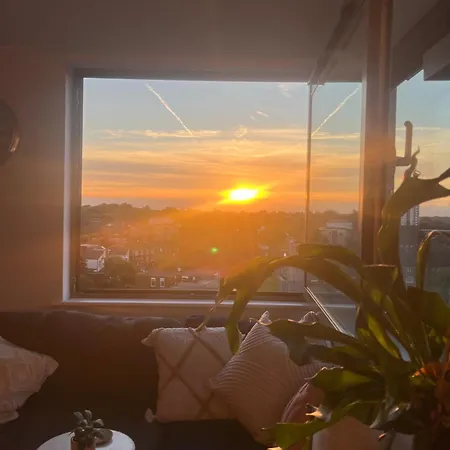 Stunning Modern 2 Bed Apartment With City Views-2