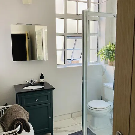 En-Suite, Stylish Double Bedroom-2