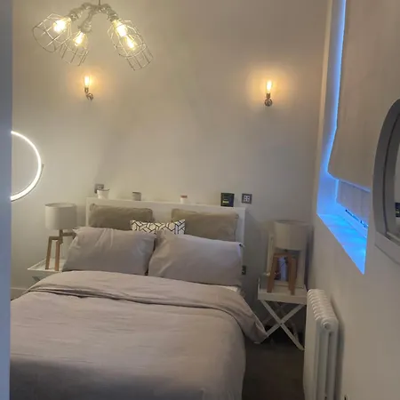 En-Suite, Stylish Double Bedroom-3