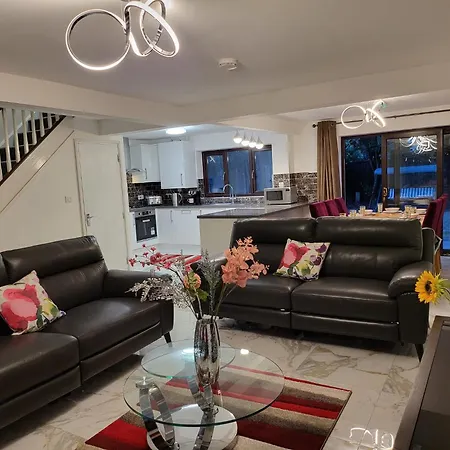 Four Bedroom Houses & Studio Apartments: Corporate and Student Hub-2