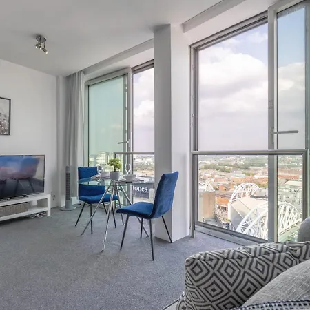 Bullring Modern & Stylish Apartment With City Skyline Views & Free Parking-3