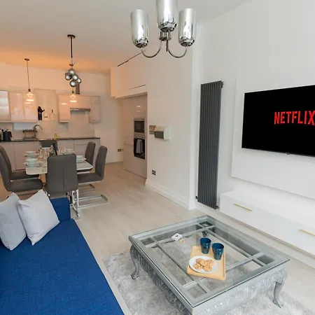 Luxurious 2 Bed Birmingham House Free Parking - Sleeps 6-2