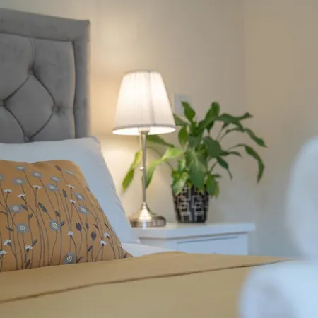 Steps Away From New Street Station & 2 Beds & 2 Baths Flat At City Center-3