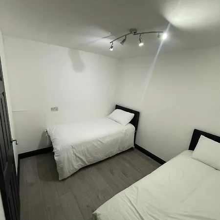 Four Bedrooms And Two Bathrooms Up To Nine People-3