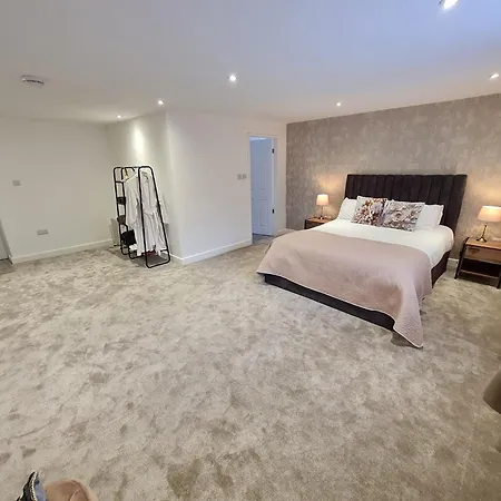 Central Guest Room - En-Suite Parking-3