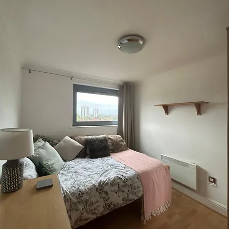 Stunning Modern 2 Bed Apartment With City Views-3