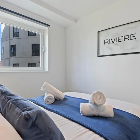 Spacious 2 Bedroom Apartment-City Centre - Free Parking- Sleeps 5-2