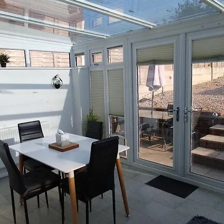 Brackenfield House In Great Barr, Birmingham Near Alexander Stadium And Near M6, With Free Wifi, Free Parking And Easy Access To Walsall, West Bromwich, Aston Villa Football Ground, Star City And Birmingham City Centre-2