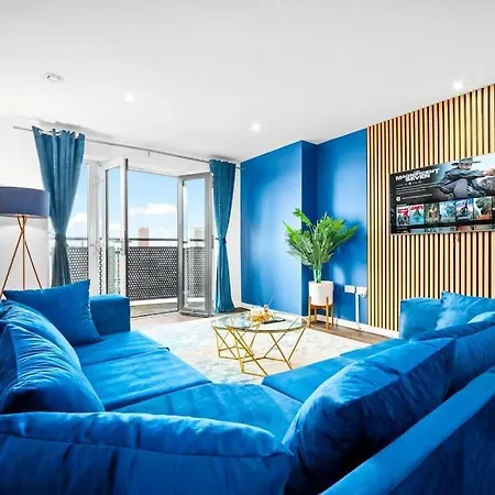 Top Floor City Centre Apartment - Sleeps 7 - 4 Beds - With Balcony And Parking - Smart Tv'S On Each Bedroom Wall - 5 Mins From Bullring, Selfridges, Moor Street Station - By Zena Stays-3