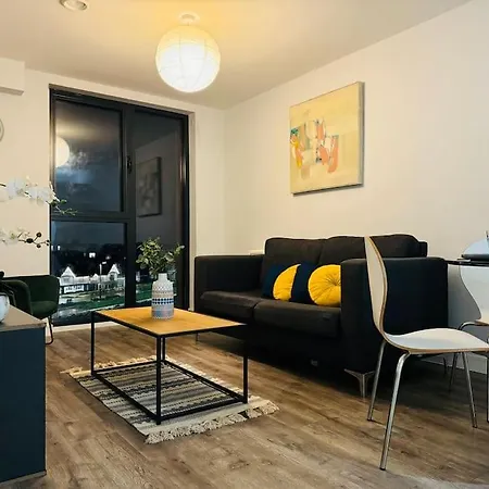 Last-Minute Escape L Don'T Delay L Sleeps Up To 4 L Free Parking L Spacious 2Bed 2Bath L Jvt Short Lets-3