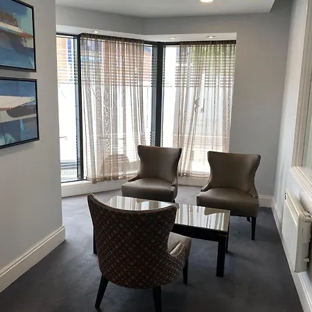 Broad St 1-Bed Sleeps 2 With Free Parking-2