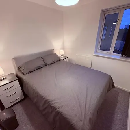 Two Bed Spacious Apartment, Central Location, Free Parking And Wifi-3