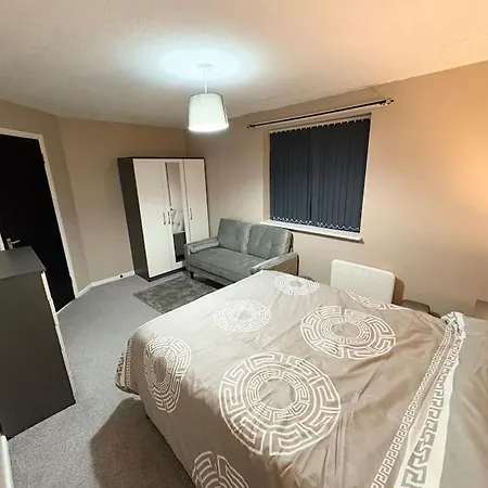 Two Bed Spacious Apartment, Central Location, Free Parking And Wifi-2