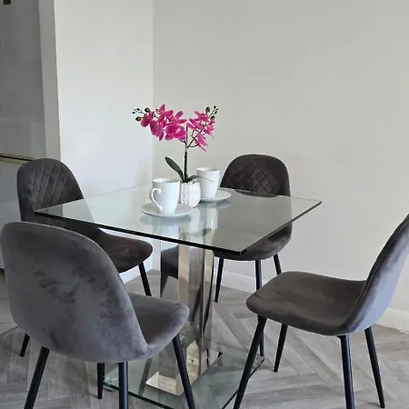 Luxury Green 1 Bed City Centre Apartment Close To Mailbox,Bullring, Broad Street For Leisure And Families-3