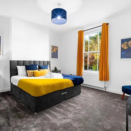 Large Modern Apartment - High-Speed Wifi - Street Parking 3Br-2