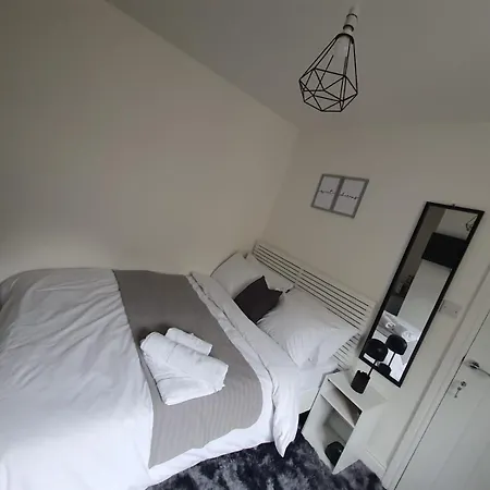 Private Room & En-Suite Bathroom - Long Term Stays & Contractors Welcomed-3