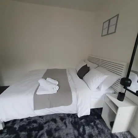 Private Room & En-Suite Bathroom - Long Term Stays & Contractors Welcomed-2