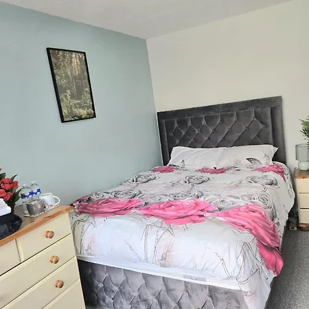 A Cosy Room With A King-Sized Bed & Netflix Tv-3