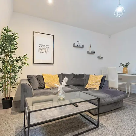 Stylish Two Bedroom Apartment - Secure Parking & Balcony 9Mc-3