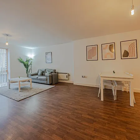 Central Birmingham City Centre Modern One Bedroom Apartment Free Gated Parking-3