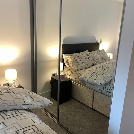 Central Birmingham Location Near Icc, With Balcony, Wifi, Parking And Smart Tv-3
