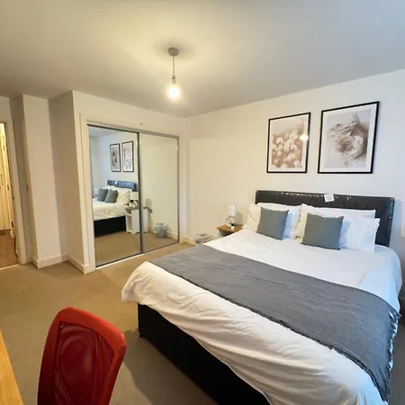 Central Birmingham City Centre Modern One Bedroom Apartment Free Gated Parking-2