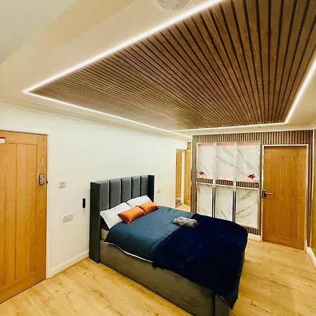 Birmingham City Centre- 9 Bed House With Free Parking-2