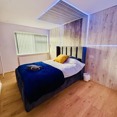 Birmingham City Centre- 9 Bed House With Free Parking-3