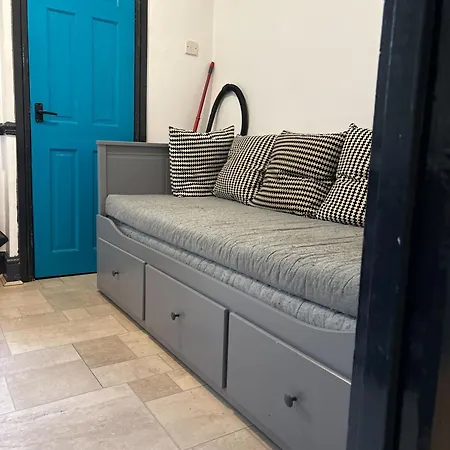 Tudors Esuites Budget Apartments-3
