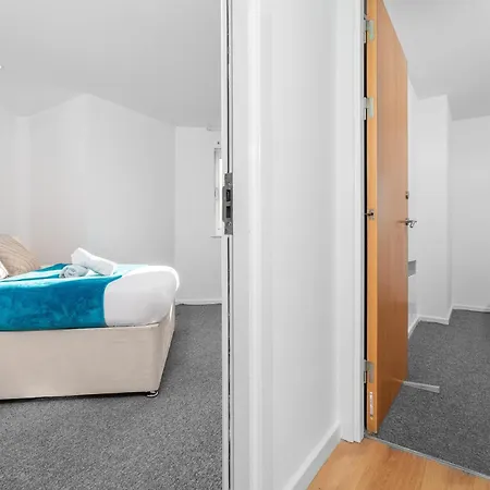 Stylish 2 Bedroom Apartment - City Centre - Large Balcony - Secure Parking 1001M-3