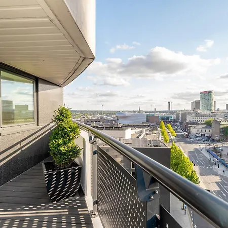 Stylish 2 Bedroom Apartment - City Centre - Large Balcony - Secure Parking 1001M-2