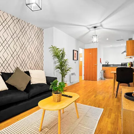Arcadian Apartment - King Bed - Private Balcony & Secure Parking 14A-3
