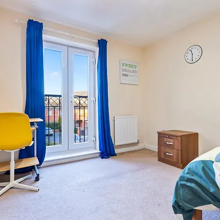 Balmoral Court -Sleeps 6 - Free Parking With Workspace - Balcony & High-Speed Wifi-2