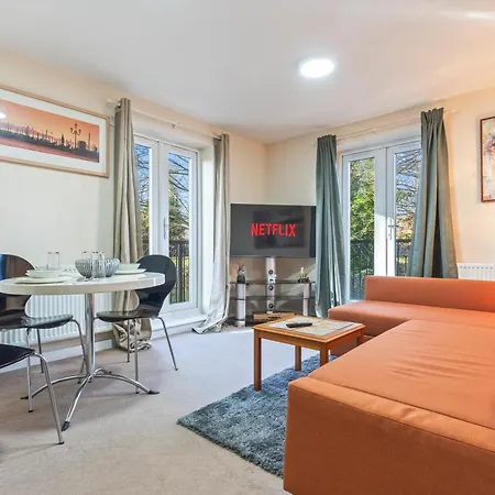 Balmoral Court -Sleeps 6 - Free Parking With Workspace - Balcony & High-Speed Wifi-3