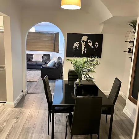 The Comfort House - Cosy 3 Bedroom House-3