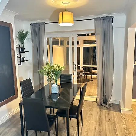 The Comfort House - Cosy 3 Bedroom House-2
