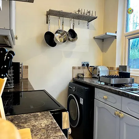 2 Bed Home In Birmingham Contractors Free Parking And Fast Wi-Fi-2