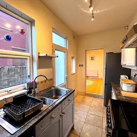2 Bed Home In Birmingham Contractors Free Parking And Fast Wi-Fi-3