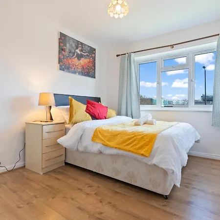 Luxury 2 Bedroom Apartment With Free Parking Opposite Queen Elizabeth Hospital-2