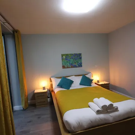 Stunning Top Floor Southside Apartment 2 Beds Parking Wifi Netflix-3