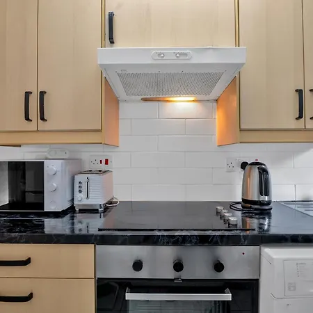 Ideal 1-Bed Apartment In Central With Free Parking-3