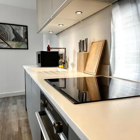 Luxury 11Th-Floor Penthouse - 2 Bed 1 Bath - City Centre Views - Gym & Netflix-2