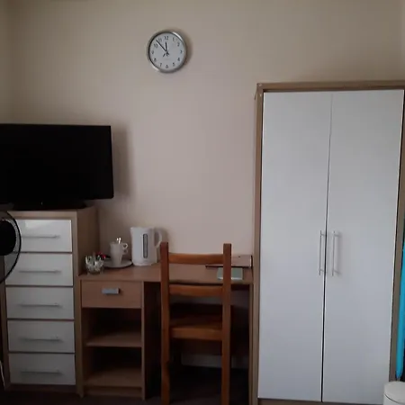 Hams Rest Place - Strictly Only One Guest Allowed In One Room A Second Accompanying Person Will Not Be Allowed Into The Property-3