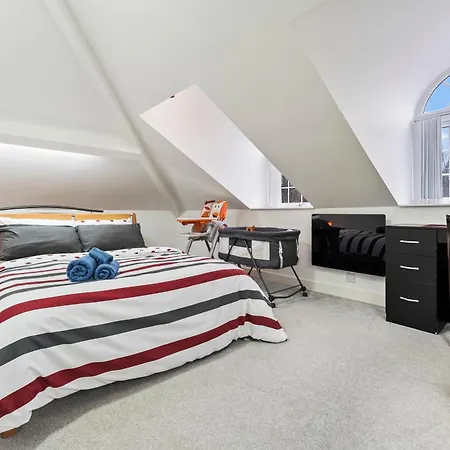 Exquisite 2-Bedroom Penthouse-Sleeps 7-Free Parking With Workspace & High-Speed Wifi-3