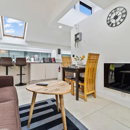 Exquisite 2-Bedroom Penthouse-Sleeps 7-Free Parking With Workspace & High-Speed Wifi-2