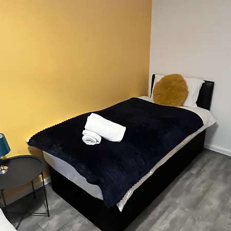 Stylish 2 Bedroom City Centre Apartment Sleeps 6 With 1 Free Convenient Bullring , Grand Central Parking-2